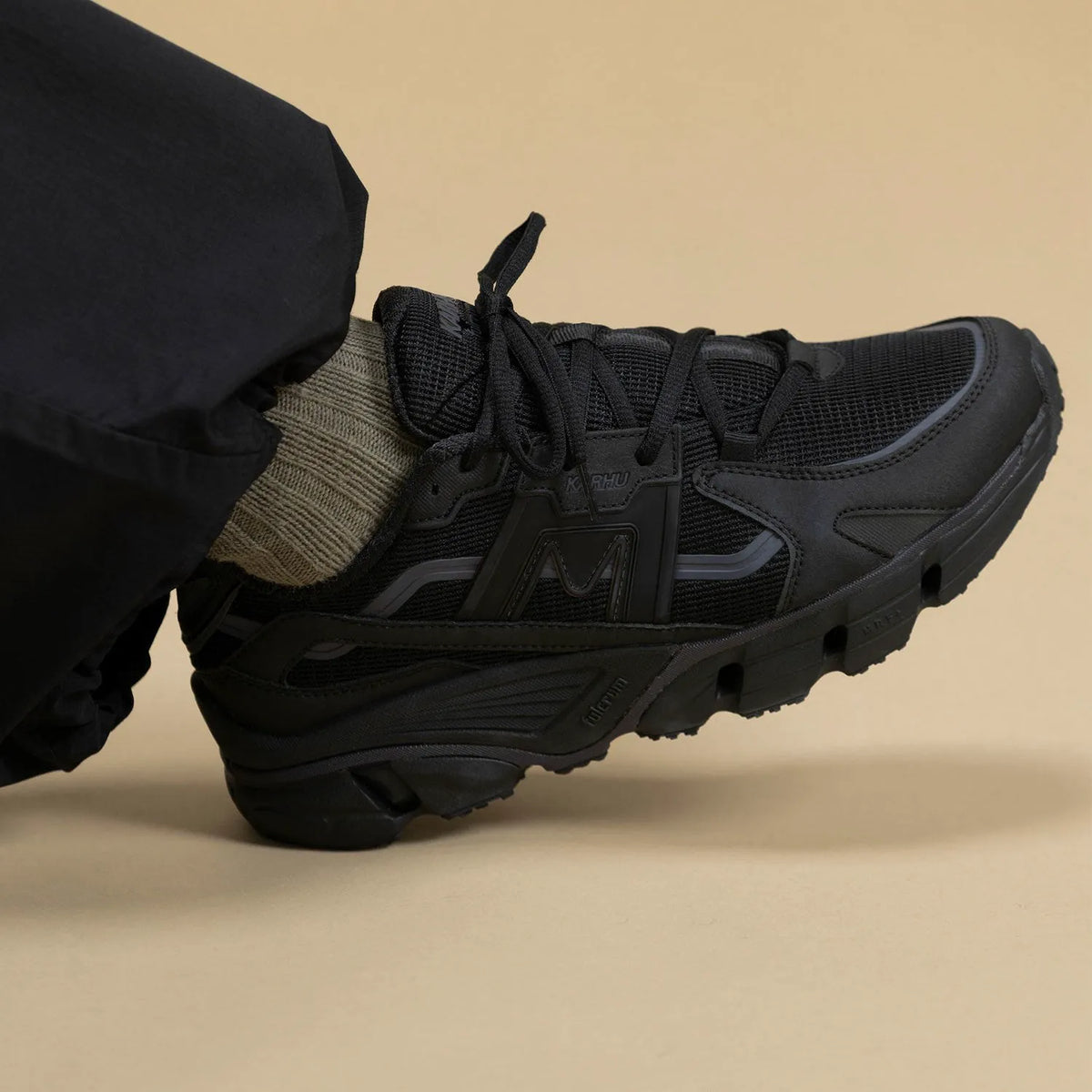BLACK / BLACK