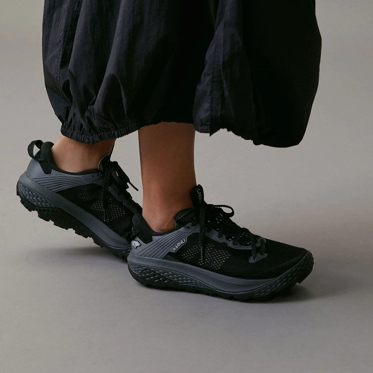 BLACK / BLACK