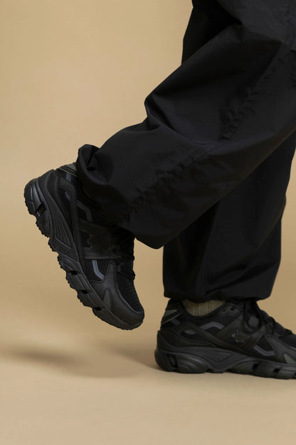 BLACK / BLACK