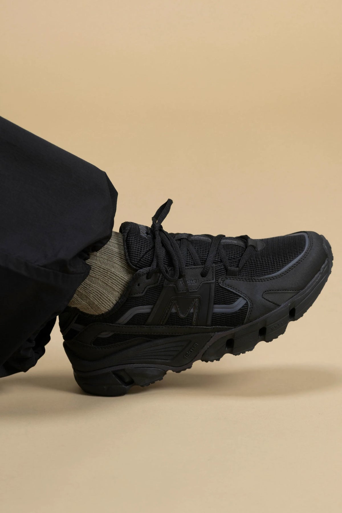 BLACK / BLACK