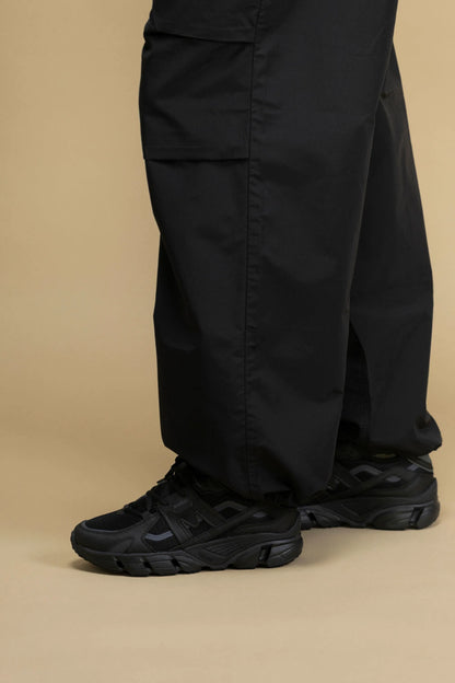 BLACK / BLACK