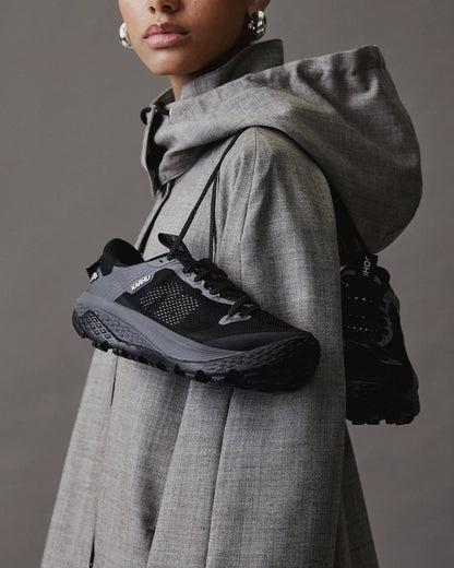 BLACK / BLACK