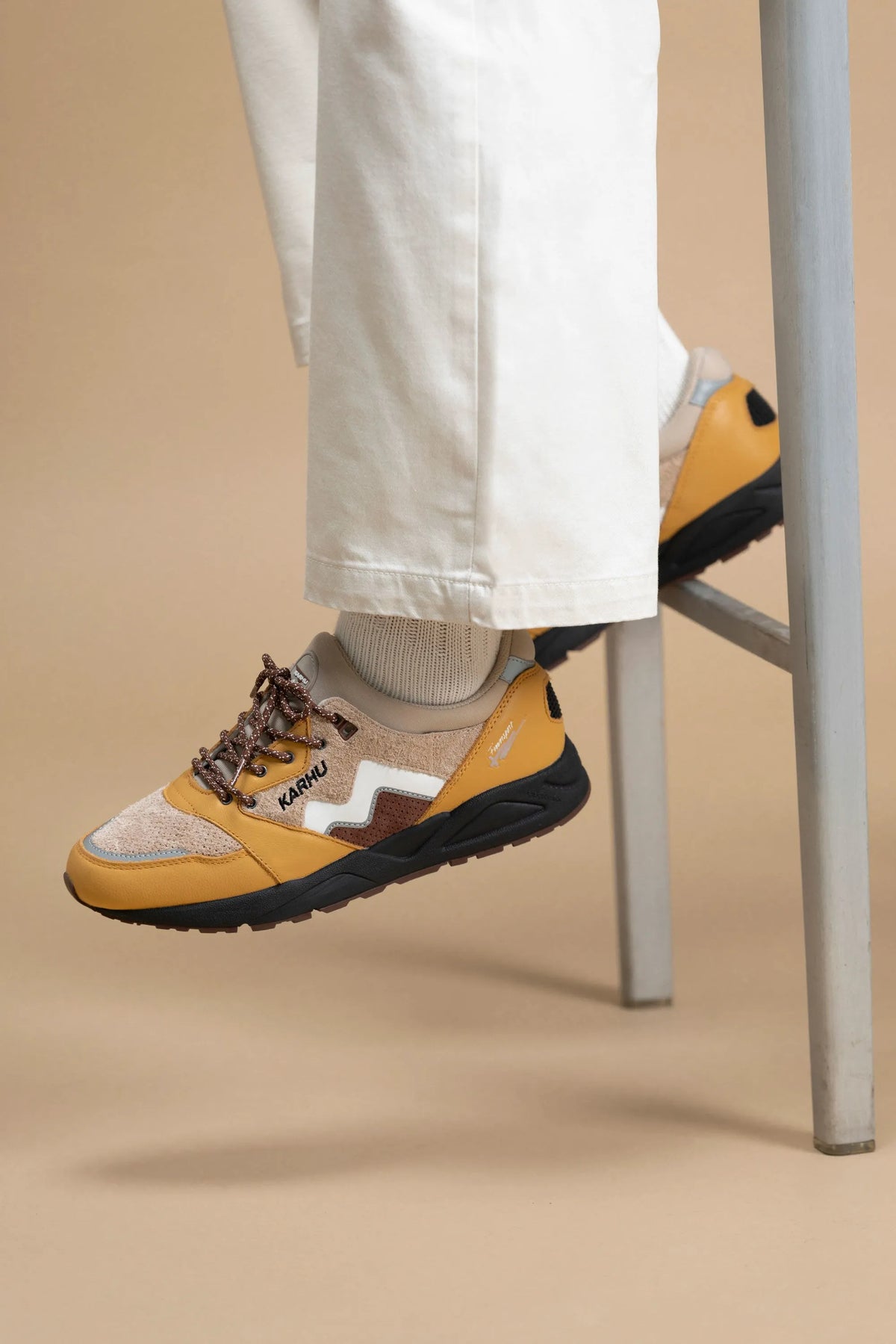 OAK BUFF / WHITE