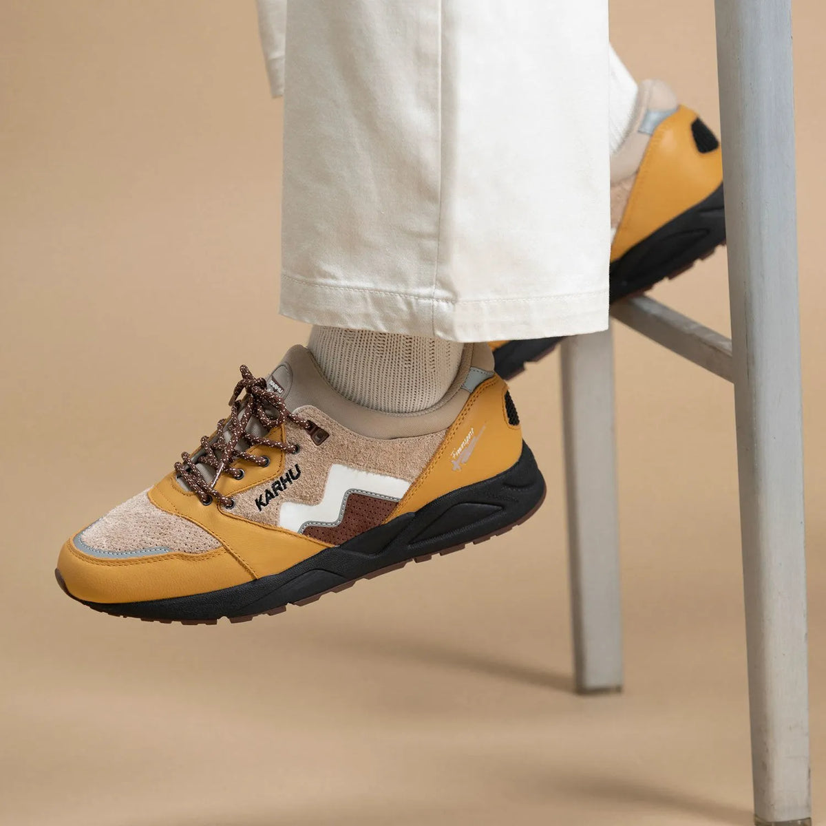 OAK BUFF / WHITE